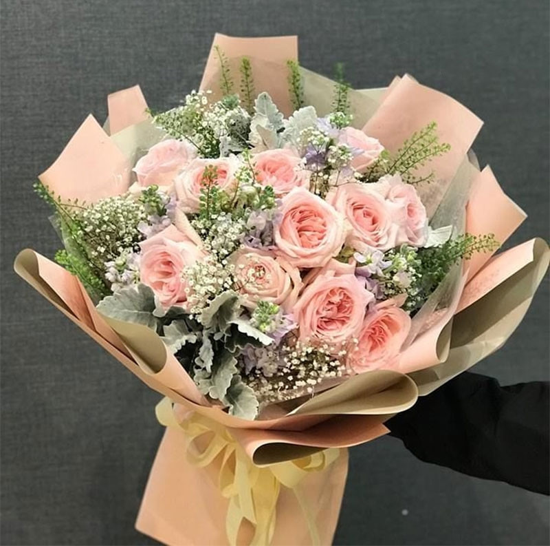 Bó hoa hồng đỏ rực rỡ tượng trưng cho tình yêu mãnh liệt, cách tặng quà bạn gái lãng mạn