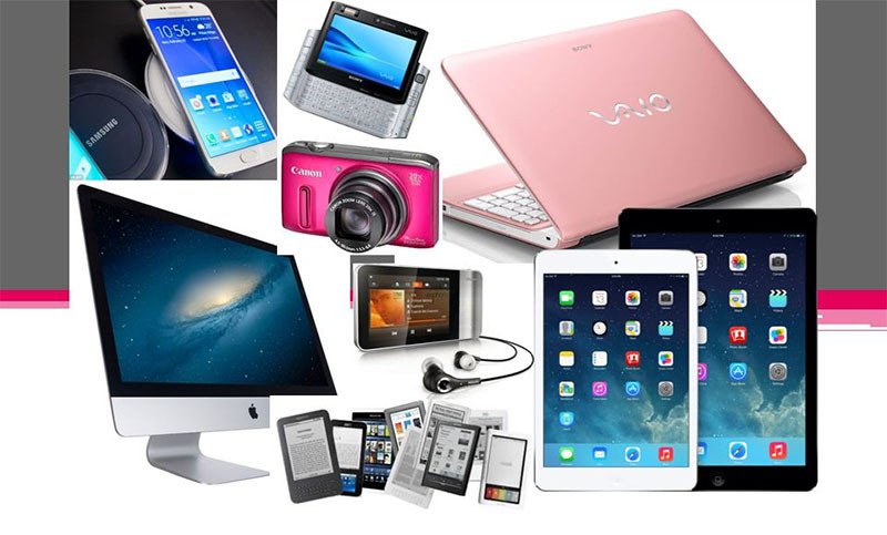 Cận cảnh các sản phẩm điện tử cao cấp như tai nghe, điện thoại, máy tính bảng, là những món quà công nghệ nên mua ở Mỹ